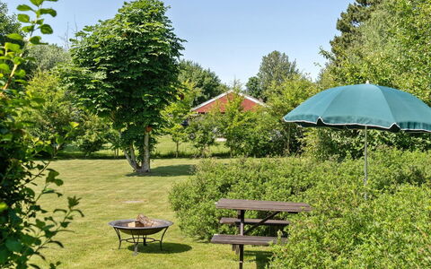 Hila - 900M from the Sea: Boligområde, Tag, Forstad, Indkørsel, Estate, Skorsten