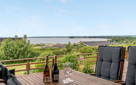 Mahilo - 300M from the Sea: Svømmepøl, Udendørs Møbler, Møbel, Udvej, Flise, Eco Hotel, Skygge, Stol, Fritid, Estate