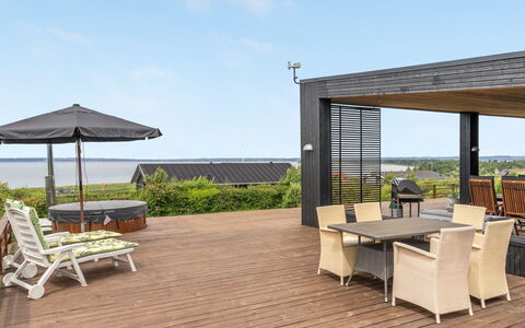 Mahilo - 300M from the Sea: Svømmepøl, Udendørs Møbler, Møbel, Udvej, Flise, Eco Hotel, Skygge, Stol, Fritid, Estate