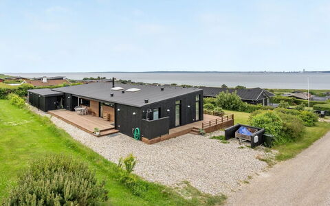 Mahilo - 300M from the Sea: Svømmepøl, Udendørs Møbler, Møbel, Udvej, Flise, Eco Hotel, Skygge, Stol, Fritid, Estate
