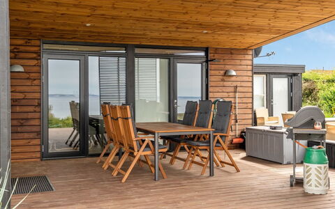 Mahilo - 300M from the Sea: Svømmepøl, Udendørs Møbler, Møbel, Udvej, Flise, Eco Hotel, Skygge, Stol, Fritid, Estate