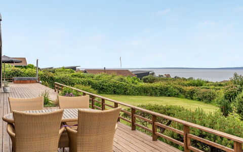 Mahilo - 300M from the Sea: Svømmepøl, Udendørs Møbler, Møbel, Udvej, Flise, Eco Hotel, Skygge, Stol, Fritid, Estate