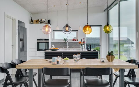 Alyna - 200M from the Sea: Møbel, Indretning, Lysarmatur, Gulvbelægning, Lysekrone, Træ, Loft, Køkken & Spisebord, Etage, Spisestue