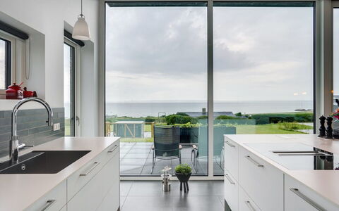 Alyna - 200M from the Sea: Køkken, Gulvbelægning, Indretning, Møbel, Countertop, Etage, Køkken Apparat, Cabinetry, Loft, Køkken & Spisebord