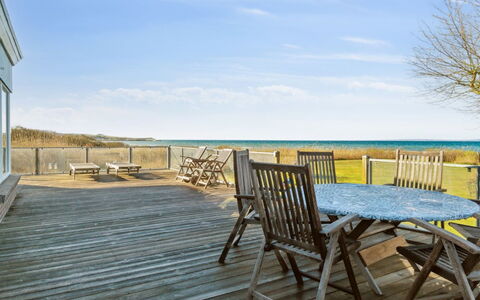 Dzavid - 10M from the Sea: Hjem, Tag, Hus, Dør, Sommerhus, Skygge, Have, Bunddække, Veranda, Gård