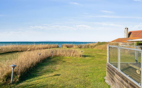 Dzavid - 10M from the Sea: Hjem, Tag, Hus, Dør, Sommerhus, Skygge, Have, Bunddække, Veranda, Gård