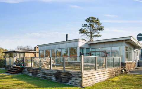 Dzavid - 10M from the Sea: Hjem, Tag, Hus, Dør, Sommerhus, Skygge, Have, Bunddække, Veranda, Gård