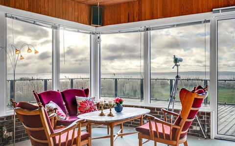 Dzavid - 10M from the Sea: Hjem, Tag, Hus, Dør, Sommerhus, Skygge, Have, Bunddække, Veranda, Gård