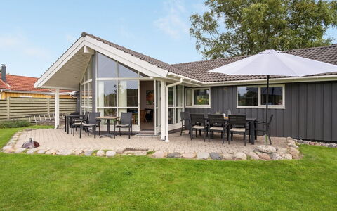 Tashina - 200M from the Sea: Træ, Sommerhus, Hårdttræ, Planke, Bejdse, Garden Bygninger, Design, Gård, Bjælkehytte, Backyard
