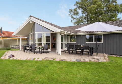 Tashina - 200M from the Sea: Træ, Sommerhus, Hårdttræ, Planke, Bejdse, Garden Bygninger, Design, Gård, Bjælkehytte, Backyard
