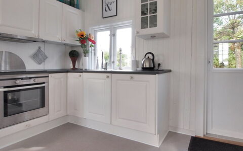 Alina - 200M from the Sea: Gulvbelægning, Indretning, Etage, Cabinetry, Køkken, Hjem, Countertop, Værelse, Køkken Apparat, Loft