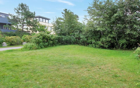 Alina - 200M from the Sea: Græs, Busk, Have, Land Lot, Græs-, Lawn, Plantesamfund, Bunddække, Eng