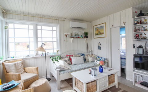 Alina - 200M from the Sea: Møbel, Indretning, Træ, Couch, Loft, Gulvbelægning, Stue, Værelse, Hjem, Etage