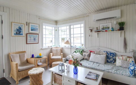 Alina - 200M from the Sea: Møbel, Indretning, Couch, Træ, Loft, Stue, Gulvbelægning, Hjem, Etage, Værelse