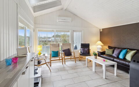 Iris - 300M from the Sea: Tag, Hus, Hjem, Sommerhus, Dør, Sidespor, Dæk, Veranda, Planke, Hårdttræ