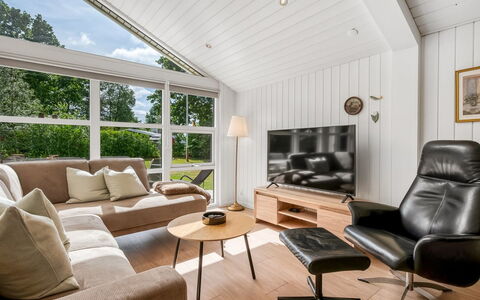 Hermand - 700M from the Sea: Møbel, Indretning, Couch, Gulvbelægning, Stue, Etage, Loft, Træ, Værelse, Trægulve