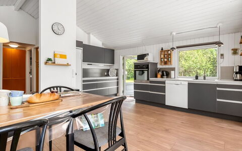 Hermand - 700M from the Sea: Gulvbelægning, Indretning, Træ, Møbel, Loft, Køkken, Trægulve, Etage, Countertop, Større Bandage