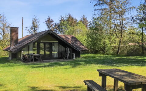 Melba - 8Km from the Sea: Blå, Busk, Sommerhus, Bunddække, Have, Estate, Skygge, Landscaping, Stuehus, Eco Hotel