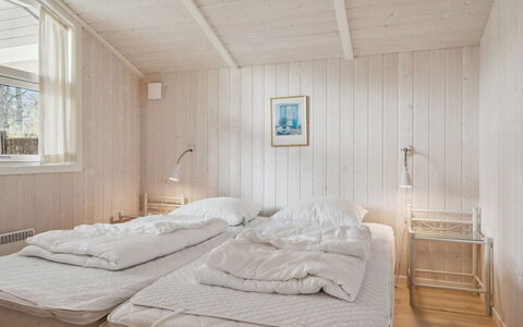 Ros - 350M from the Sea: Træ, Soveværelse, Loft, Indretning, Etage, Seng, Hjem, Gulvbelægning, Møbel, Værelse