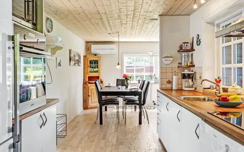 Edele - 800M from the Sea: Gulvbelægning, Indretning, Møbel, Køkken, Countertop, Køkken Apparat, Træ, Loft, Cabinetry, Større Bandage