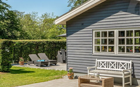 Edele - 800M from the Sea: Træ, Sidespor, Udendørs Møbler, Sommerhus, Have, Dør, Garden Bygninger, Veranda, Gård, Skygge