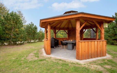 Duja - 500M from the Sea: Træ, Gazebo, Skygge, Pavilion, Garden Bygninger, Udendørs Struktur, Bejdse, Hårdttræ, Have, Baldakin
