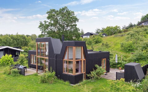 Fritze - 400M from the Sea: Svømmepøl, Udendørs Møbler, Møbel, Udvej, Flise, Eco Hotel, Skygge, Stol, Fritid, Estate