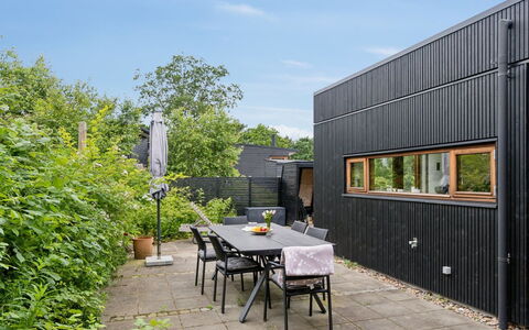 Fritze - 400M from the Sea: Svømmepøl, Udendørs Møbler, Møbel, Udvej, Flise, Eco Hotel, Skygge, Stol, Fritid, Estate