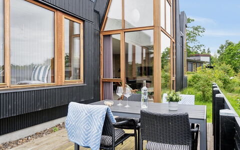 Fritze - 400M from the Sea: Svømmepøl, Udendørs Møbler, Møbel, Udvej, Flise, Eco Hotel, Skygge, Stol, Fritid, Estate