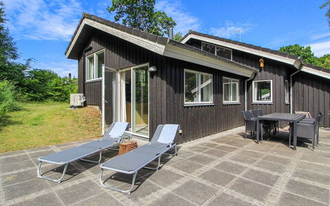 Ernestina - 500M from the Sea: Svømmepøl, Udendørs Møbler, Møbel, Udvej, Flise, Eco Hotel, Skygge, Stol, Fritid, Estate