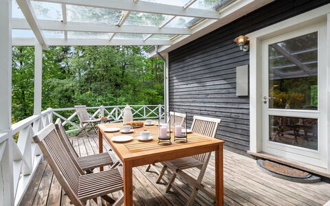 Belenda: Svømmepøl, Udendørs Møbler, Møbel, Udvej, Flise, Eco Hotel, Skygge, Stol, Fritid, Estate