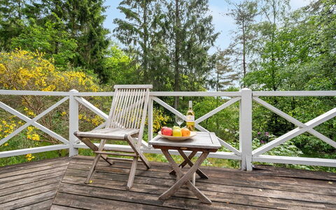 Belenda: Svømmepøl, Udendørs Møbler, Møbel, Udvej, Flise, Eco Hotel, Skygge, Stol, Fritid, Estate