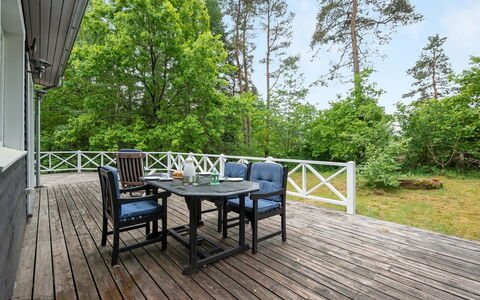 Belenda: Svømmepøl, Udendørs Møbler, Møbel, Udvej, Flise, Eco Hotel, Skygge, Stol, Fritid, Estate