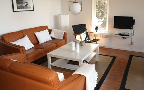 Piia - 800M from the Sea: Møbel, Couch, Indretning, Gulvbelægning, Etage, Træ, Stue, Lejlighed, Hjem, Værelse