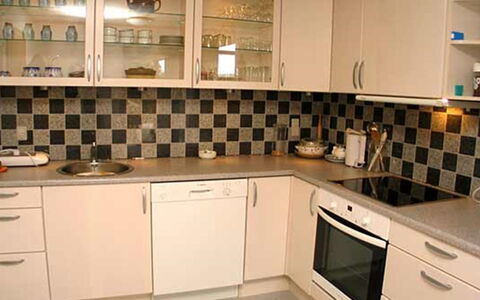 Piia - 800M from the Sea: Køkken, Countertop, Køkken Apparat, Cabinetry, Større Bandage, Indretning, Møbel, Gulvbelægning, Skab, Komfur