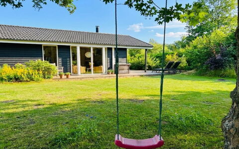 Swale - 500M from the Sea: Græs, Have, Lawn, Sommerhus, Skygge, Backyard, Gård, Svinge, Garden Bygninger, Fritid