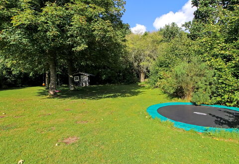 Swale - 500M from the Sea: Blå, Græs, Træ, Trampolin, Land Lot, Have, Trampolinspring - Udstyr Og Materiel, Lawn, Skygge, Eng