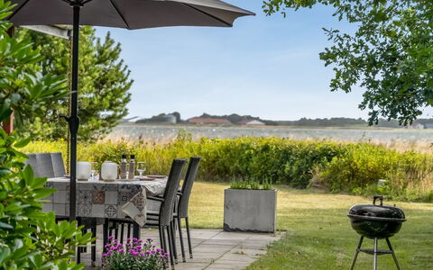 Tayana - 75M to the Fjord: Svømmepøl, Udendørs Møbler, Møbel, Udvej, Flise, Eco Hotel, Skygge, Stol, Fritid, Estate
