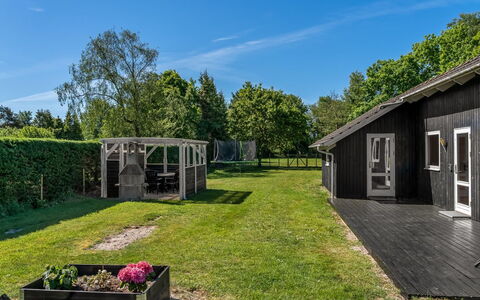Kalli - 350M to the Fjord: Græs, Busk, Land Lot, Sommerhus, Hjem, Bunddække, Have, Lawn, Skygge, Garden Bygninger
