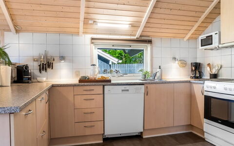 Kalli - 350M to the Fjord: Køkken, Køkken Apparat, Countertop, Større Bandage, Gulvbelægning, Træ, Cabinetry, Køkkenvask, Indretning, Sanitærarmatur