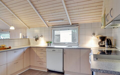 Kalli - 350M to the Fjord: Køkken, Countertop, Gulvbelægning, Træ, Indretning, Sanitærarmatur, Loft, Køkken Apparat, Etage, Håndvask