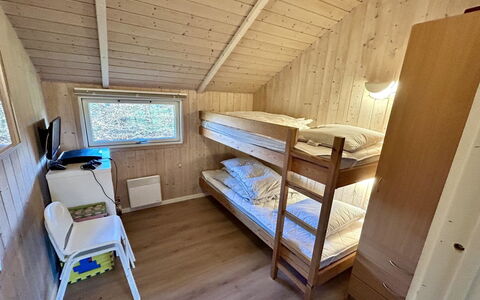 Kalli - 350M to the Fjord: Træ, Soveværelse, Seng, Etage, Loft, Indretning, Gulvbelægning, Hjem, Værelse, Bed Frame