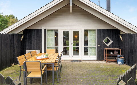 Kalli - 350M to the Fjord: Træ, Hjem, Hus, Arkitektur, Tag, Sommerhus, Sidespor, Dør, Veranda, Skygge