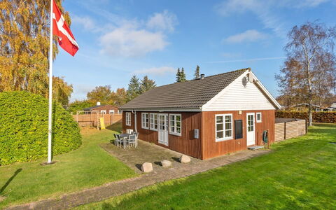 Swaver - 300M to the Fjord: Svømmepøl, Udendørs Møbler, Møbel, Udvej, Flise, Eco Hotel, Skygge, Stol, Fritid, Estate