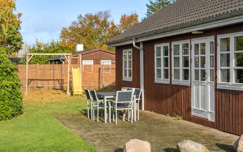 Swaver - 300M to the Fjord: Svømmepøl, Udendørs Møbler, Møbel, Udvej, Flise, Eco Hotel, Skygge, Stol, Fritid, Estate
