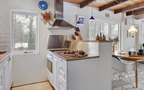 Bendine - 100M to the Fjord: Køkken, Countertop, Indretning, Møbel, Træ, Gulvbelægning, Loft, Køkken Apparat, Cabinetry, Lysarmatur