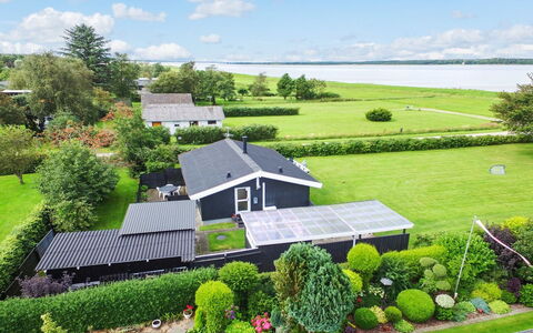 Ilya - 90M to the Fjord: Svømmepøl, Udendørs Møbler, Møbel, Udvej, Flise, Eco Hotel, Skygge, Stol, Fritid, Estate