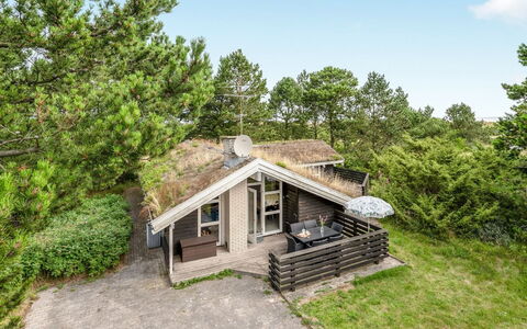 Alfi - 150M from the Sea: Træ, Tag, Hus, Sommerhus, Dør, Hjem, Sidespor, Land Lot, Garden Bygninger, Skur