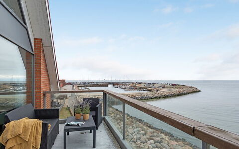 Femme - 15M from the Sea: Svømmepøl, Udendørs Møbler, Møbel, Udvej, Flise, Eco Hotel, Skygge, Stol, Fritid, Estate