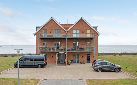 Femme - 15M from the Sea: Svømmepøl, Udendørs Møbler, Møbel, Udvej, Flise, Eco Hotel, Skygge, Stol, Fritid, Estate